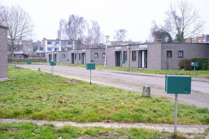 De leegstaande ouderenwoningen in de straat De Kozak worden vervangen door sociale nieuwbouwappartementen