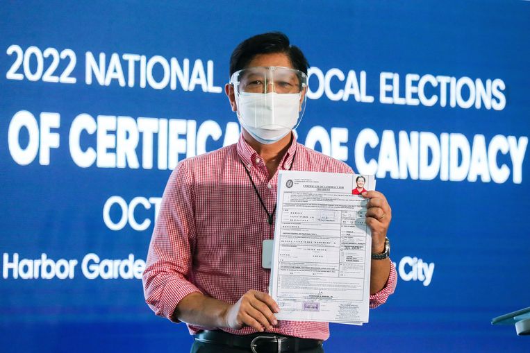 Ferdinand ‘Bongbong’ Marcos toont in oktober 2021 dat hij officieel kandidaat is bij de presidentsverkiezing. Beeld AP