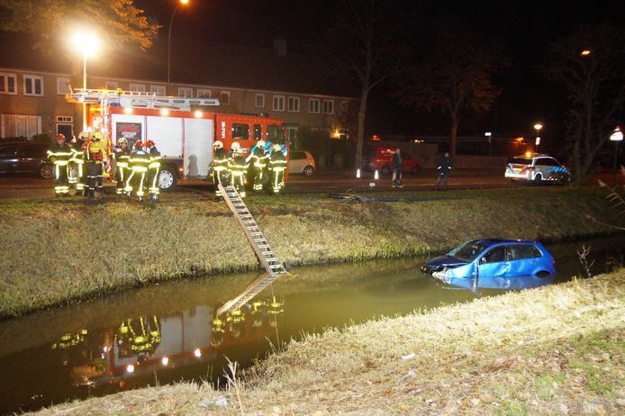 Auto te water in Waalwijk.