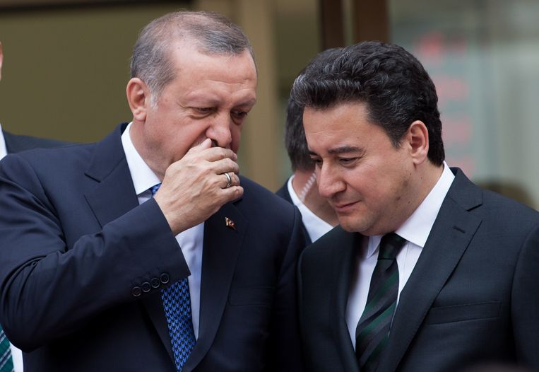 President Erdogan (links) en Ali Babacan in 2015, toen het nog koek en ei was tussen de twee. Beeld EPA