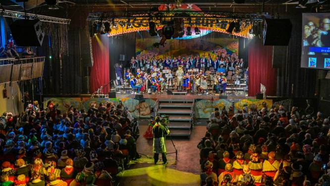 Gróótste jeugddweilband ooit geeft eerste optreden in de Stoelemat in Bergen op Zoom: ‘Prachtig om te zien dat kinderen dit al kunnen’