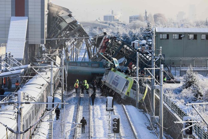 Twee treinstellen liepen uit de rails en werden bedolven onder de ingestorte brug.