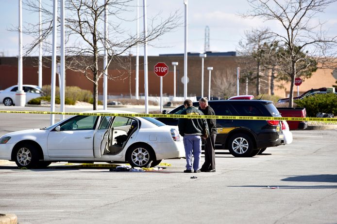 Het drama gebeurde op deze parking in Merrellville. Getuigen zagen de vrouw plots bloedend uit de wagen strompelen.