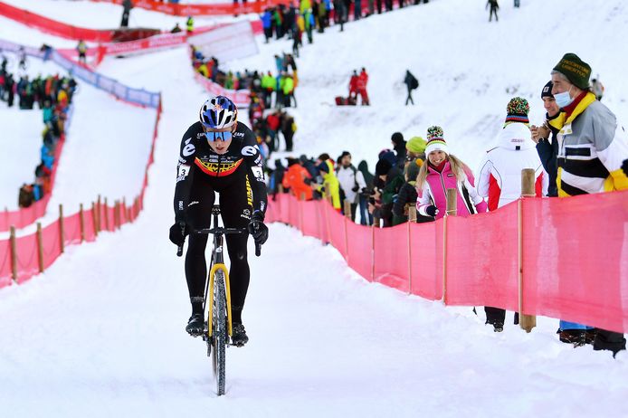 Wout van Aert duikt pas later het veld in.