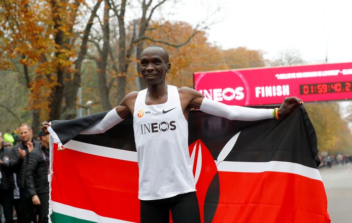 Keniaan Eliud Kipchoge liep voor het eerst in de mensheid een marathon sneller dan twee uur, maar bioloog Midas Dekkers is niet onder de indruk.