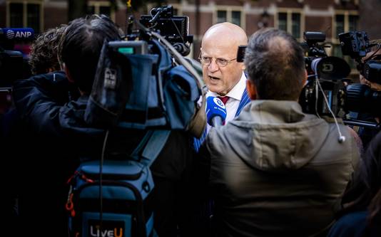 Minister Ferdinand Grapperhaus van Justitie en Veiligheid (CDA) bij aankomst op het Binnenhof.