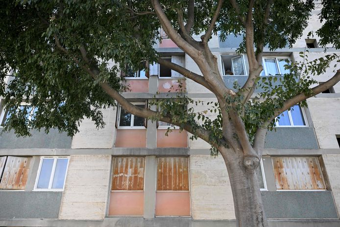 Beeld ter illustratie. Deze foto toont een gebouw in het 10e district van Marseille in Zuid-Frankrijk, waar de dag ervoor een vrouw in haar appartement werd neergeschoten door schoten vanaf de straat.