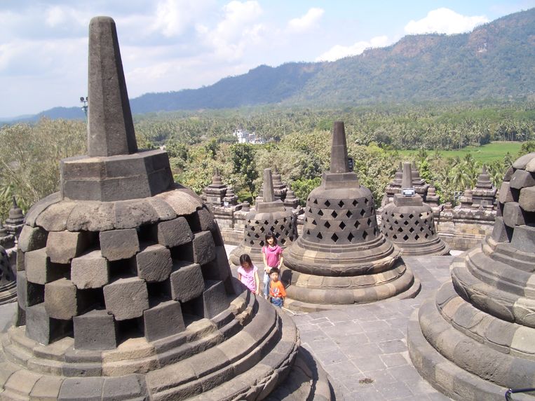 De Borobudur is een enorm boeddhistisch complex uit de 8ste en 9de eeuw. Beeld Ann-Marie Cordia