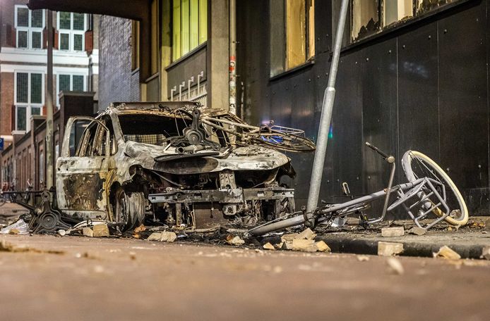Tijdens een demonstratie tegen het 2G-beleid hebben betogers verschillende vernielingen aangericht op de Coolsingel.