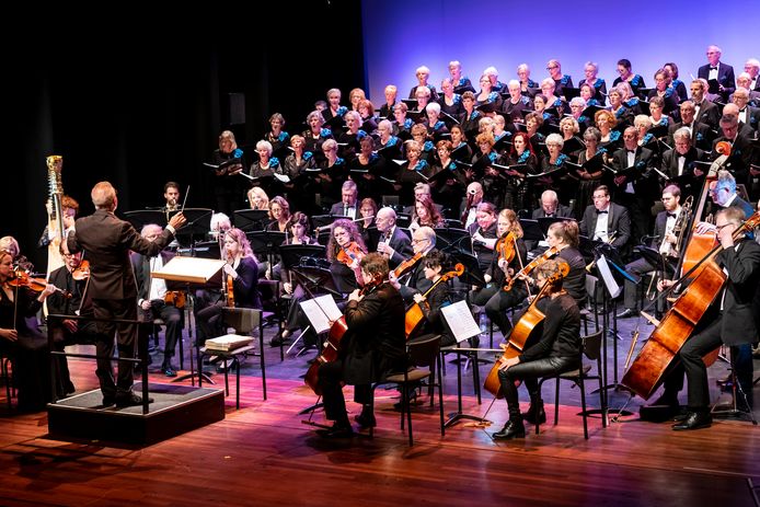 De Osse Opera levert een van de koren.
