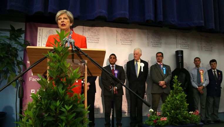 Theresa May geeft een toespraak in de nacht van donderdag op vrijdag, nadat ze haar kiesdistrict heeft gewonnen. Beeld afp