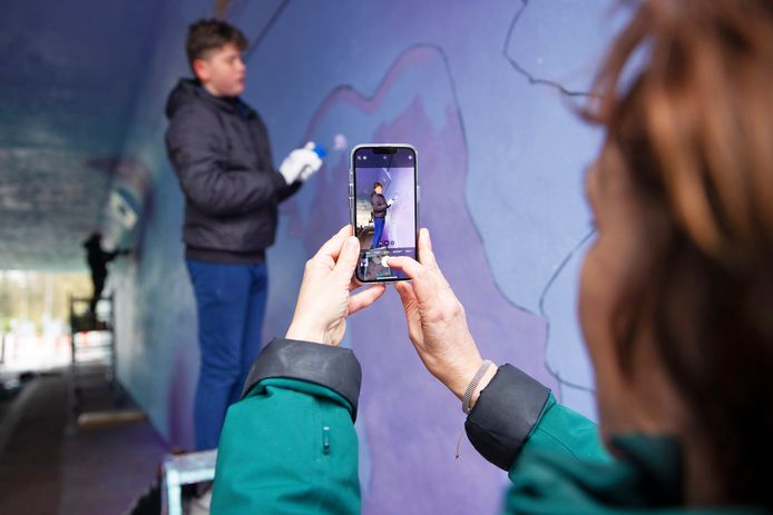 Damian Klokgieters, leerling van het Sondervick College in Veldhoven, is druk bezig met verven. Hij helpt mee met het aanbrengen van het graffitikunstwerk van Studio Giftig in de fietstunnel tussen ASML en het Witven.