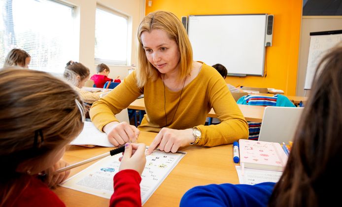 Oleksandra Khokhla geeft les aan Oekraïense kinderen.