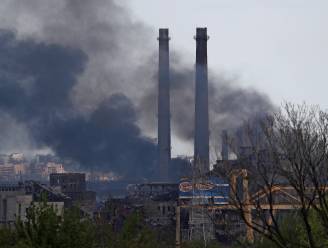 Russische troepen bestormen staalfabriek na nacht van zware bombardementen: “Nog meer dan 200 burgers in bunkers onder complex”