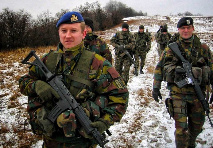 Axel Weydts (links), tijdens een patrouille op de grens van Servië en Kosovo