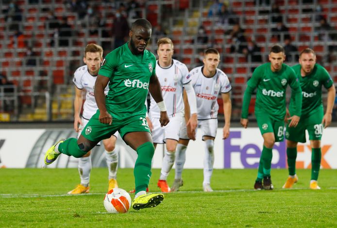 Elvis Manu scoort vanaf de stip.