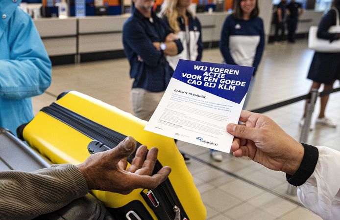 Het grondpersoneel van KLM heeft het werk neergelegd.