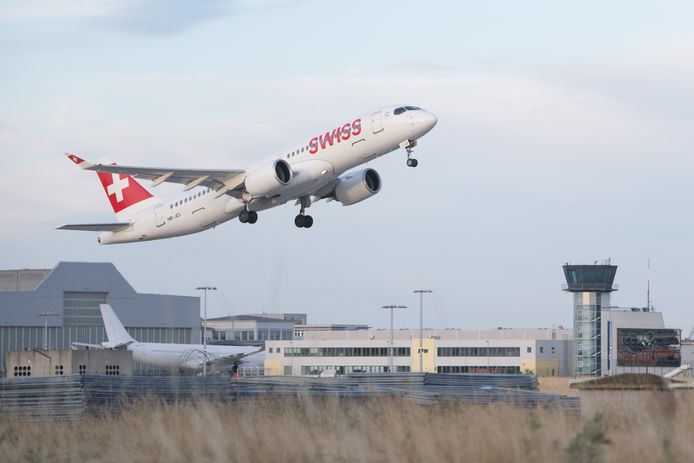 Swiss Air Lines schrapt vluchten door een tekort aan personeel.
