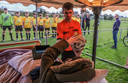 Melissa overhandigt de matchbal aan haar zoon Rhûne, scheidsrechter van dienst.