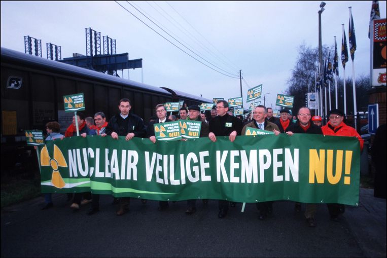Betoging in 2001 tegen kernafvaltransport. Intussen is er een duurzaam akkoord dankzij een voldragen proces van burgerinspraak, zegt Leo De Bock. Beeld Photo News