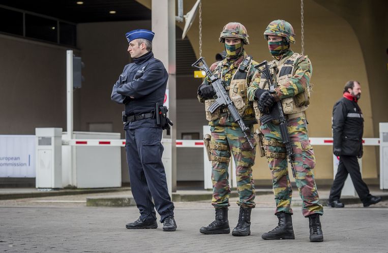 Militairen en politie bewaken het Berlaymont gebouw, het hoofdkantoor van de Europese Commissie, na de terreuraanslagen in de Belgische hoofdstad. Beeld anp