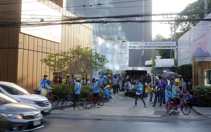 Bouwvakkers staan voor een gebouw in Bangkok, waar de aardbeving ook gevoeld werd.
