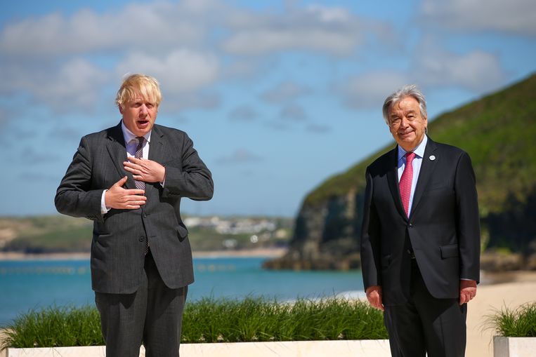 Brits premier Boris Johnson (links) met VN-secretaris-generaal Antonio Guterres (R) op een G7-top. Beeld EPA
