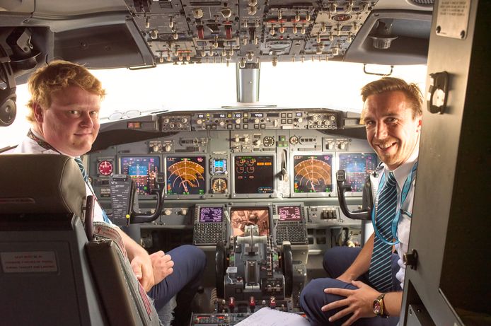 Boordcommandant Tim Wallaert en co-piloot Olivier Druwé vlogen heen en terug naar Alicante en wij mochten mee.