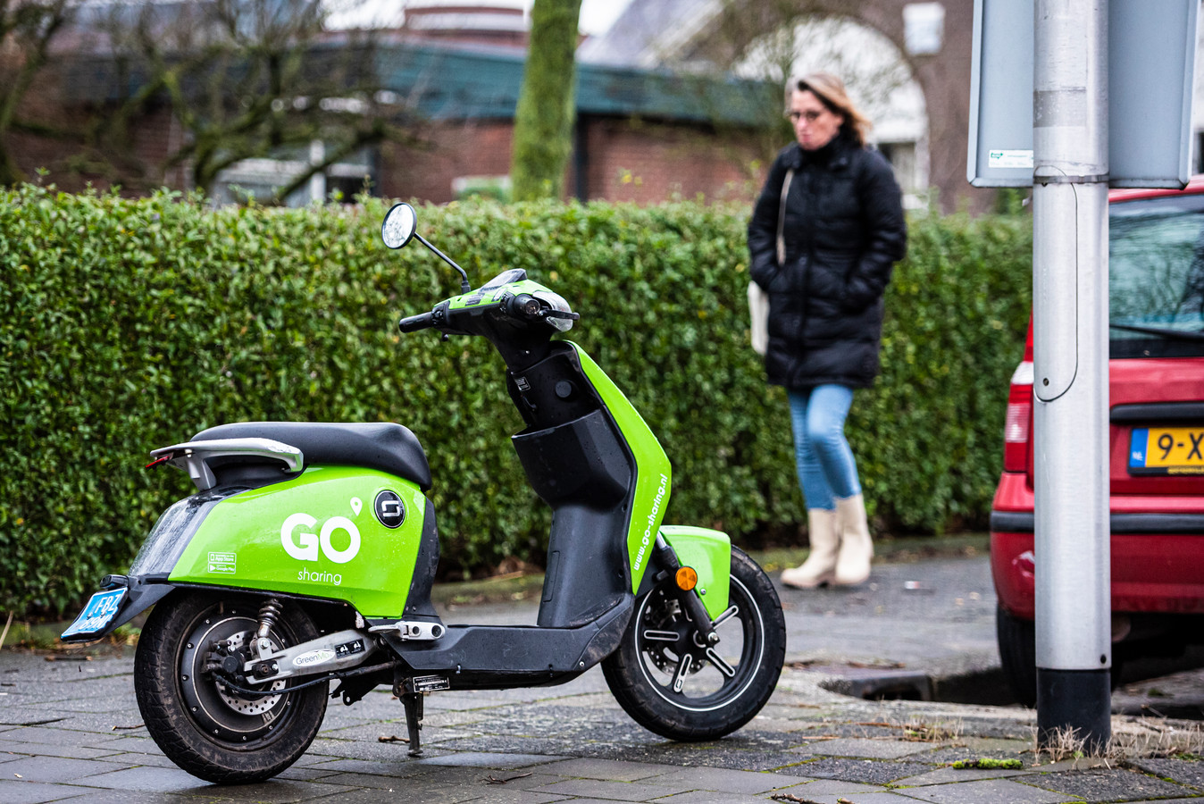 Een deelscooter van het bedrijf GoSharing. Foto ter illustratie. Het is nog niet officieel bekend of dit bedrijf ook in Roosendaal de scooters gaat verzorgen, wel voert de gemeente al langer gesprekken met deze partij.