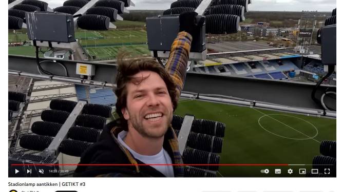 YouTuber klimt ongezekerd in hoge stadionmast van PEC Zwolle, club ontstemd: 'Dit is levensgevaarlijk'