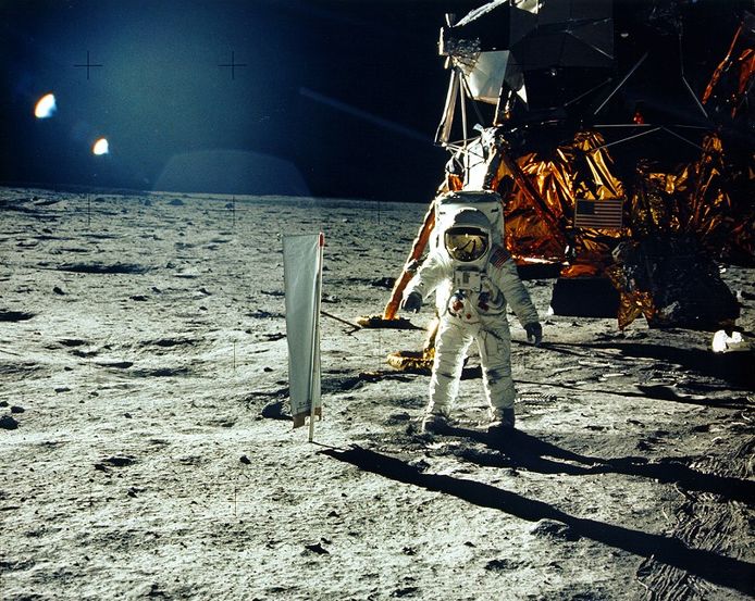 Armstrong werd in de nacht van 20 op 21 juli 1969 de eerste mens op de natuurlijke satelliet van de Aarde.