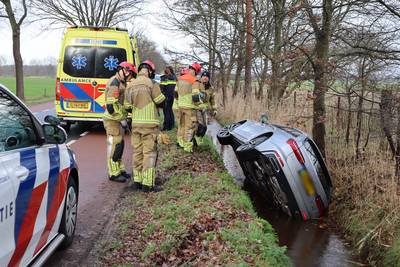 Auto belandt op zijn kant in de sloot in De Moer