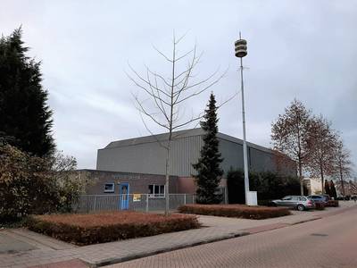 Postduivenvereniging wijkt voor zorgappartementen; mast voor sirene blijft staan
