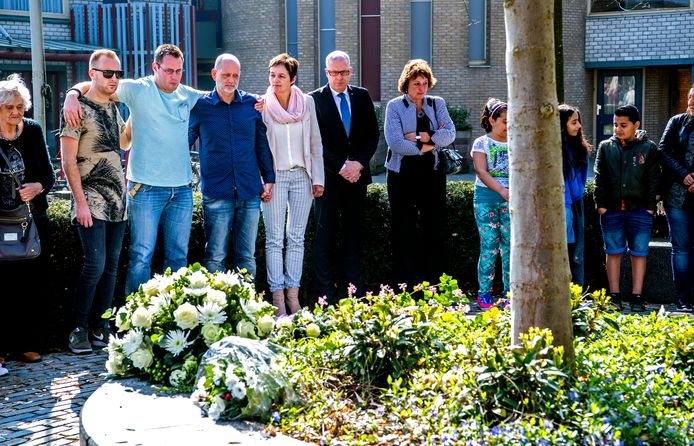 Foto van bloemen leggen en stilstaan bij monument voor drama winkelcentrum Ridderhof in Alphen aan de Rijn. Foto: Frank de Roo
