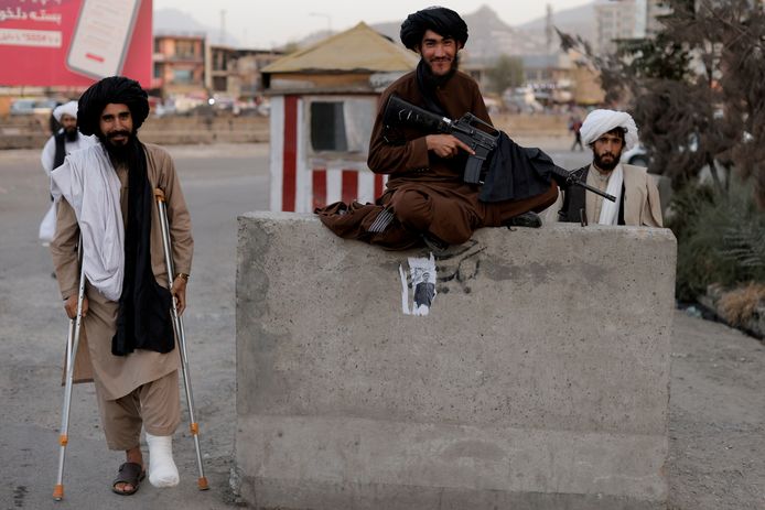 Talibanstrijders aan een checkpoint in Kaboel.