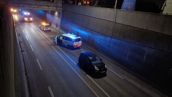 De man, die meerdere botbreuken had opgelopen, is per ambulance naar het ziekenhuis gebracht.