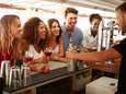 "Vooral níet roepen!": barmannen tippen hoe je sneller bediend wordt op café