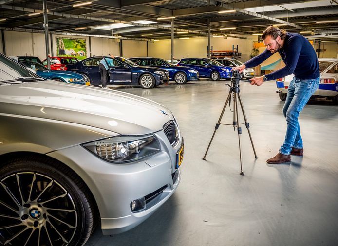 De verkoop van tweedehandsauto’s zit flink op slot in de regio Rotterdam. Bij Autohuis Capelle merken ze dat ook. Verkoopmedewerker Roy zet een occasion op de foto.