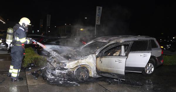 Auto vat vlam bij autobedrijf in Nuland | Den Bosch, Vught - BD.nl
