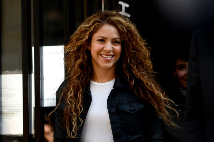 Shakira verlaat het gerechtshof in Madrid.