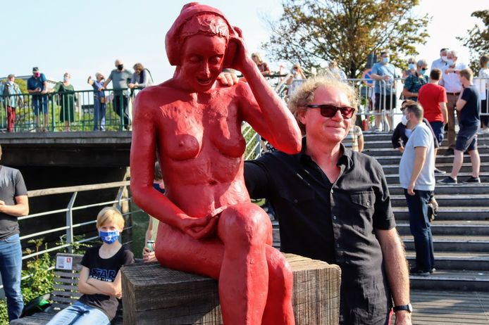 Archiefbeeld: Kunstenaar Johan Meirlaen poseert bij de rood-bronzen Loreleie bij de inhuldiging van het werk eind september.