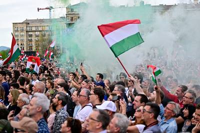 Hongaren protesteren massaal tegen regering Orbán en corruptie