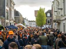 Binnenstad van Utrecht stroomt als vanouds vol voor vrijmarkt: ‘Hier kent niemand ons’
