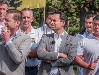 Vlaams Belang-voorzitter Tom Van Grieken voert in Kortrijk mee actie tegen toenemend seksueel bendegeweld: “Ons bloed kookt”