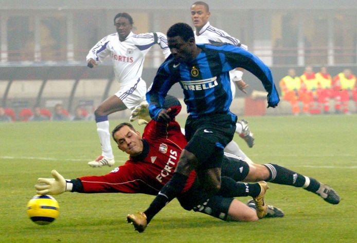Van Steenberghe en Inter-spits Obafemi Martins.