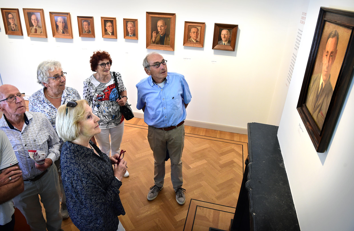Museumbezoekers bij het portret van Jan de Quay. Beeld Marcel van den Bergh