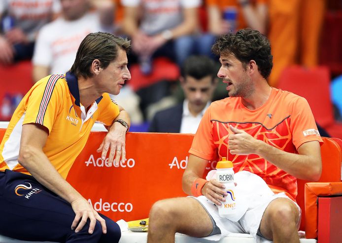 Paul Haarhuis (l) in gesprek met Robin Haase.