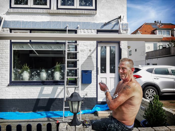 ,,Dit is mijn pensioen”, wijst Leo naar zijn woning. ,,Dat huis is van mij. Ik zei altijd al: je moet goed voor jezelf zorgen. Dat hele pensioenstelsel klopt toch niet?!”