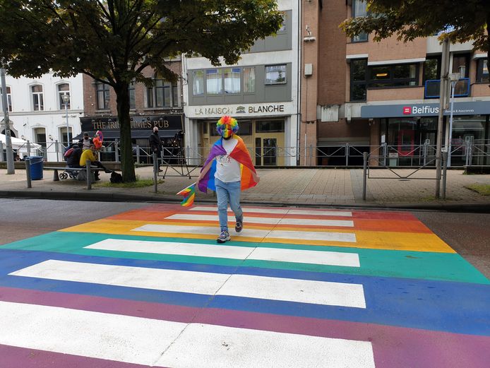 La communauté LGBTQI+ a maintenant un passage clouté en son honneur à Charleroi
