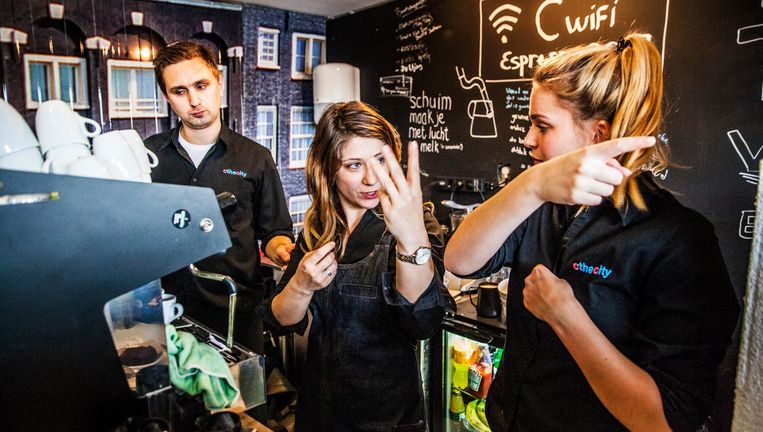 De barista's in de Amsterdamse Sign Language Coffee Bar communiceren met gebaren. Beeld Auéllie Geurts